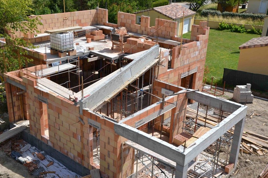 Maison neuve en construction, gros œuvre en briques à Montélimar